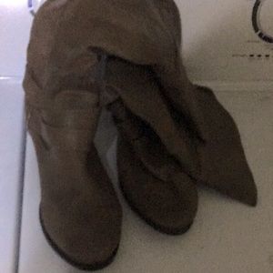 Chocolate Brown boots in good condition.Has pealing and has hardly been worn